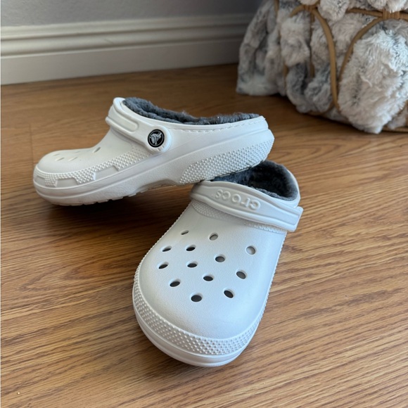 White Fuzzy-Lined Crocs | Men’s 6 / Women’s 8 | Classic Clog with Warm Lining - Picture 5 of 13